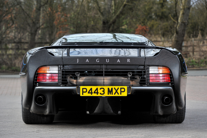 XJ220 usava um motor V6 3.5 twin-turbo