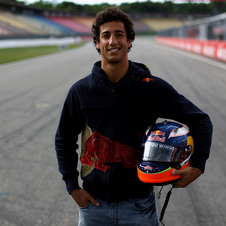 Ricciardo é o segundo piloto a mudar-se da Toro Rosso para a Red Bull, depois de Sebastian Vettel