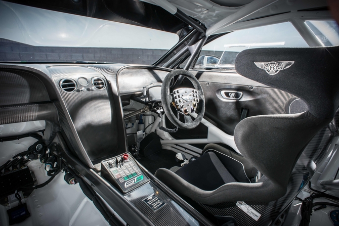 Avec un volant, des poignées de porte intérieures et un siège garnis et cousus main par les artisans de Bentley à Crewe.