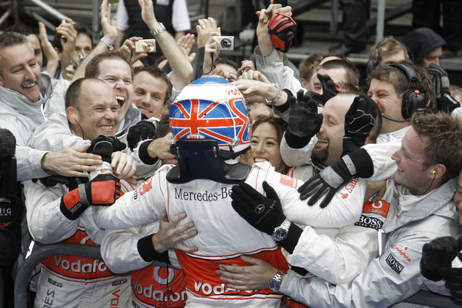 Button wins and takes the lead Button wins and takes the lead