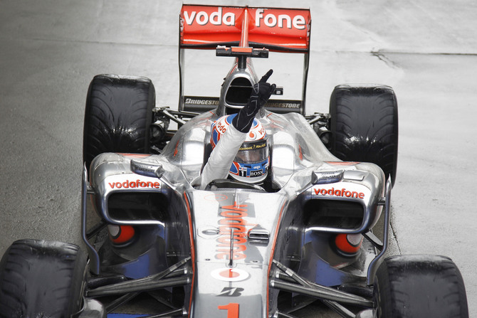 Button wins and takes the lead Button wins and takes the lead