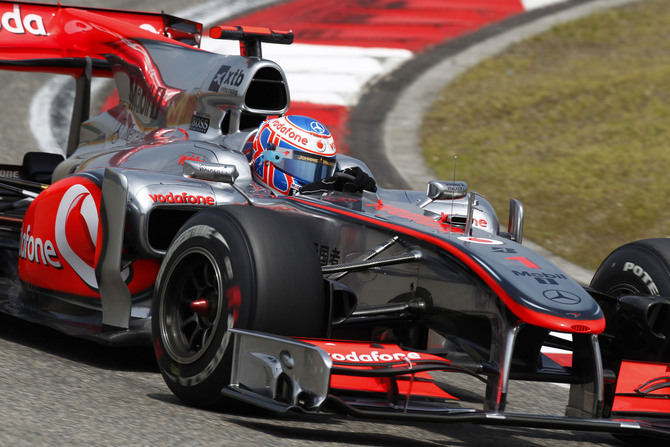 Button wins and takes the lead Button wins and takes the lead