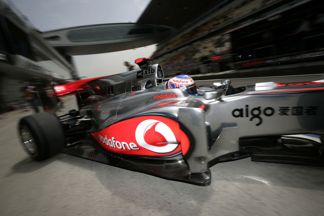 Button wins and takes the lead Button wins and takes the lead