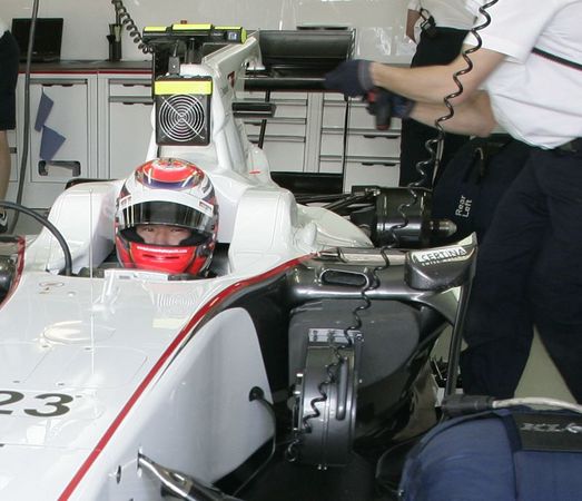 Sauber first team to copy the F-duct system Sauber first team to copy the F-duct system