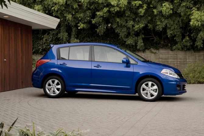 Nissan Versa Hatchback 1.8 SL