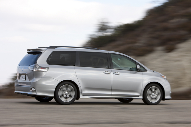 Toyota Sienna SE FWD V6