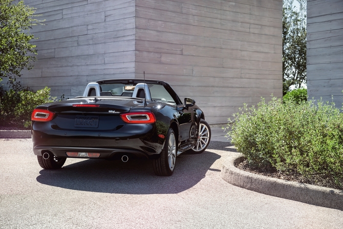 Em termos de design a Fiat tentou trazer alguma inspiração do 124 Spider original, sem ir demasiado longe no look retro Em termos de design a Fiat tentou trazer alguma inspiração do 124 Spider original, sem ir demasiado longe no look retro