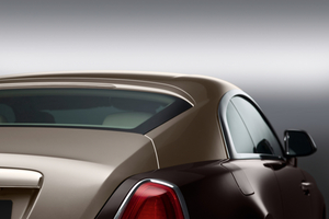 The dynamic continues withs Wraith’s deeply recessed grille, wide rear track and two-tone presentation