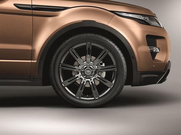 A Land Rover lançou quatro novos designs de jantes para a versão de 2014 do modelo A Land Rover lançou quatro novos designs de jantes para a versão de 2014 do modelo