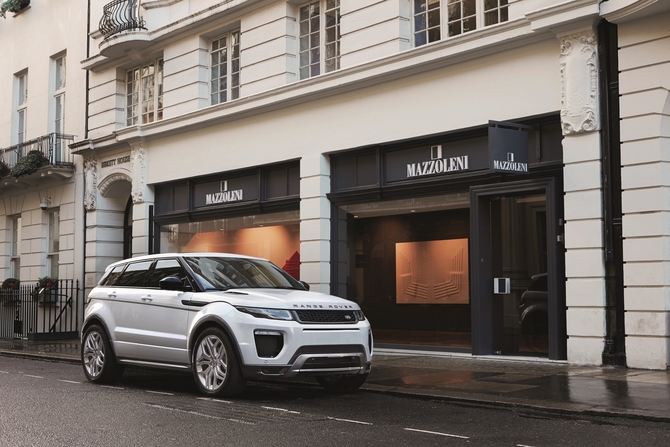 Evoque updates include new front bumper, larger air intakes, two new grid designs, full-LED adaptative headlights and new alloy wheel designs Evoque updates include new front bumper, larger air intakes, two new grid designs, full-LED adaptative headlights and new alloy wheel designs