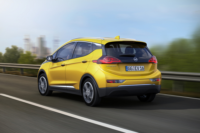 O Opel Ampera-e tem proporções compactas e ainda assim fornece lugares confortáveis para cinco passageiros O Opel Ampera-e tem proporções compactas e ainda assim fornece lugares confortáveis para cinco passageiros