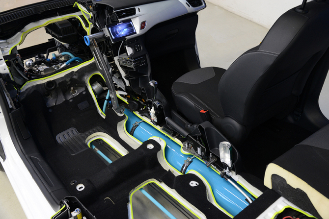 A tecnologia usa um depósito de ar comprimido em baixo do carro A tecnologia usa um depósito de ar comprimido em baixo do carro
