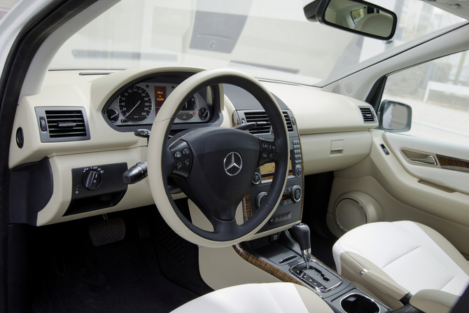 Mercedes-Benz Experimenting with Inductive Charging on Electric Smart