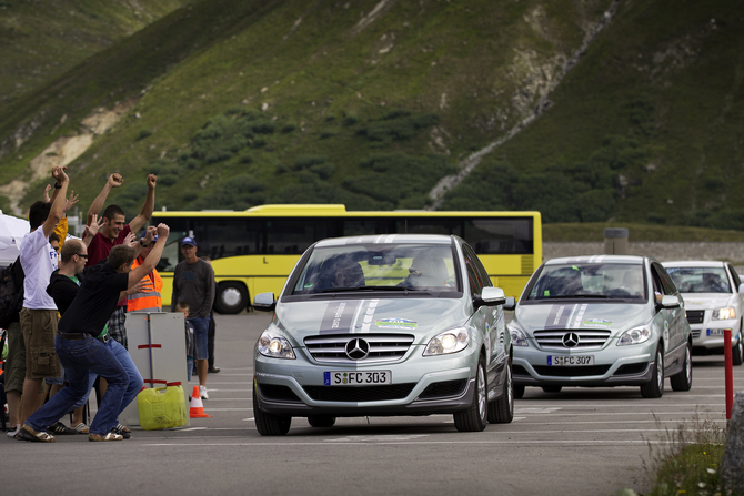 Mercedes planeava lançar uma versão de células de combustível do Classe B em 2015, mas decidiu adiar os planos Mercedes planeava lançar uma versão de células de combustível do Classe B em 2015, mas decidiu adiar os planos