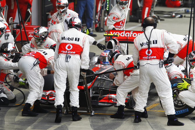 F1 cars to run on electric power in pits from 2014