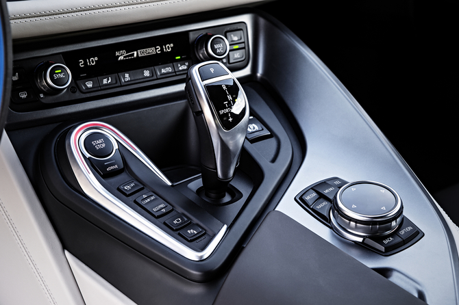 It has a six-speed automatic transmission It has a six-speed automatic transmission