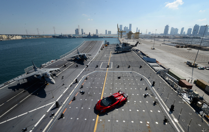 O Veneno Roadster foi apresentado em Abu Dhabi num porta-aviões italiano