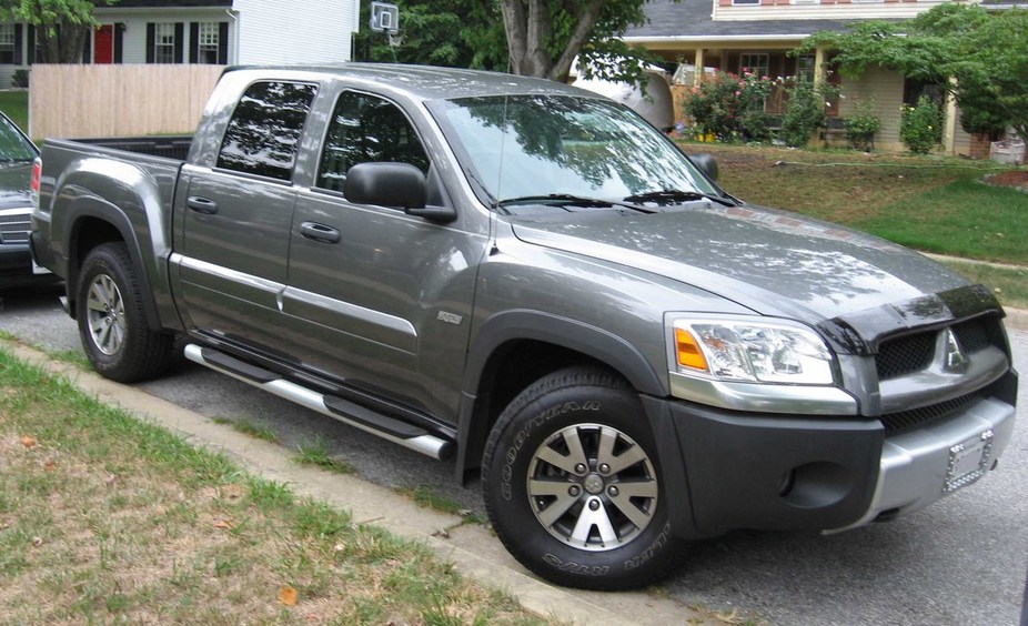 Mitsubishi Raider LS Extended Cab 2WD AT