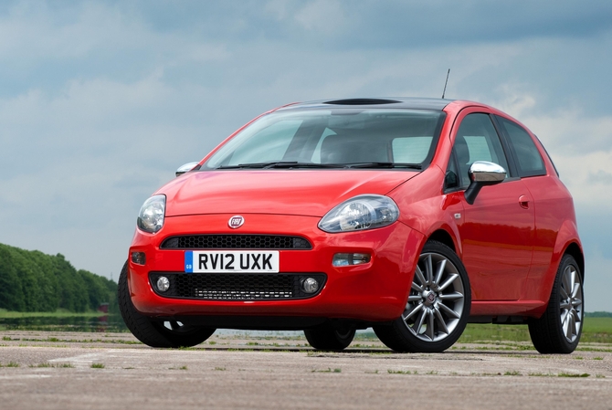 The exterior design blends the look of the Grande Punto and Punto Evo