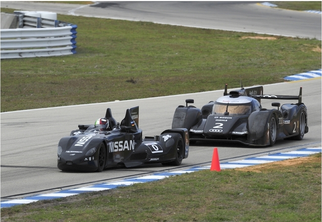 Deltawing and R18 on Track Together Deltawing and R18 on Track Together