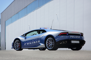 The Huracán Polizia is powered by a 610hp 5.2l V10 engine and reaches a top speed of 325km/h