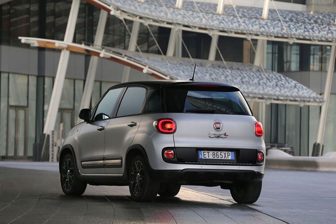 The Fiat 500L Beats EditionTM is characterised by the refined two-tone grey/black livery... The Fiat 500L Beats EditionTM is characterised by the refined two-tone grey/black livery...
