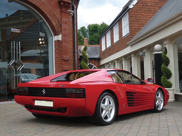 Ferrari de Elton John deverá ser vendido por um preço entre os 103 e os 126 mil euros Ferrari de Elton John deverá ser vendido por um preço entre os 103 e os 126 mil euros