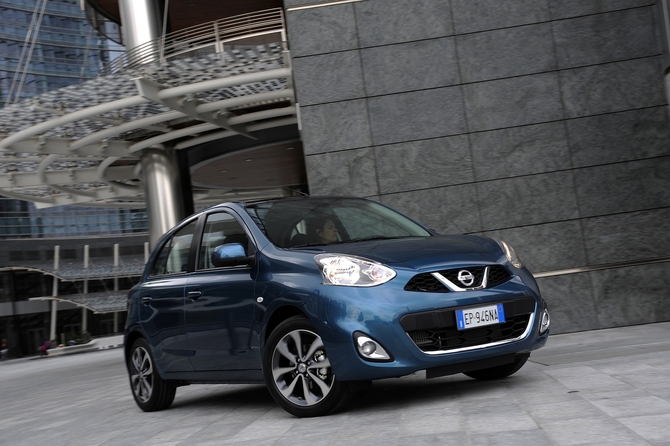 O novo exterior é inspirado no novo design institucional da Nissan, especialmente no Juke O novo exterior é inspirado no novo design institucional da Nissan, especialmente no Juke