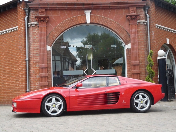 Ferrari Testarossa foi um dos 28 carros da coleção pessoal de Elton John Ferrari Testarossa foi um dos 28 carros da coleção pessoal de Elton John