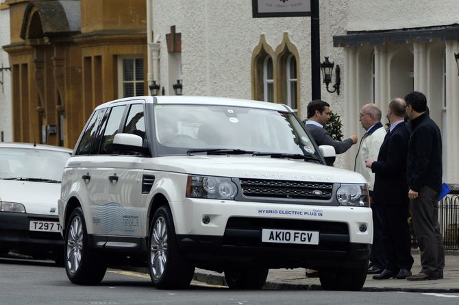 Sowohl der Range Rover als auch der Range Rover Sport werden mit dem Hybridantrieb verfügbar sein Sowohl der Range Rover als auch der Range Rover Sport werden mit dem Hybridantrieb verfügbar sein