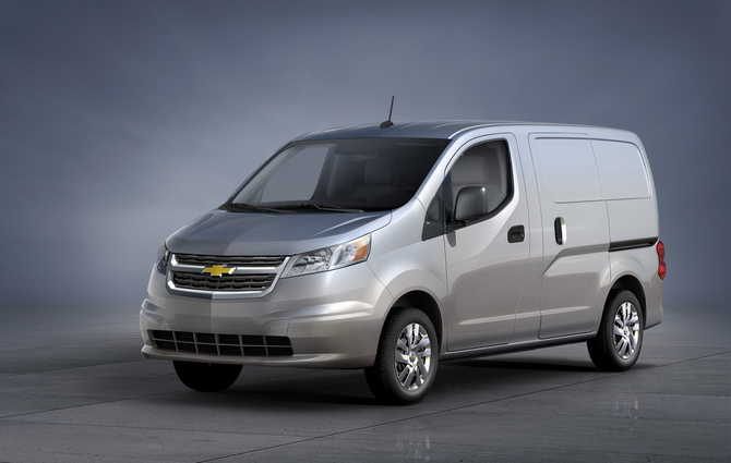 As carrinhas são as Nissan NV200 com o símbolo da Chevrolet