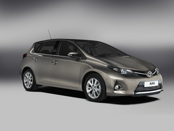 Die Front des neuen Auris trägt das neue Markengesicht von Toyota. Die Front des neuen Auris trägt das neue Markengesicht von Toyota.