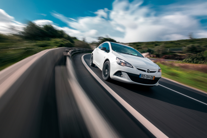 A nova versão do Astra GTC vai ser vendida a 30.800 euros A nova versão do Astra GTC vai ser vendida a 30.800 euros