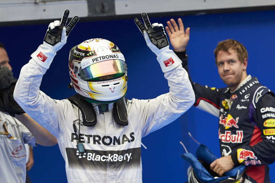 Lewis Hamilton celebra depois de alcançar a primeira vitória da temporada