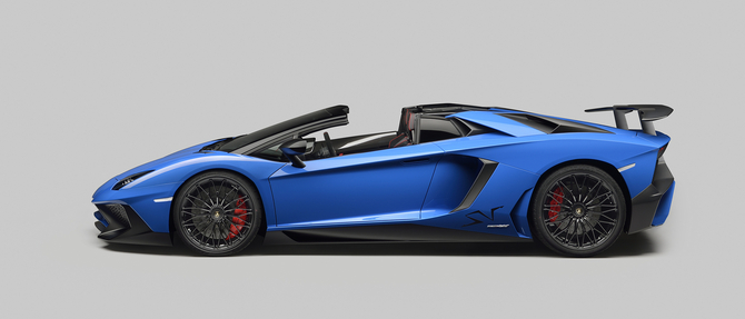 The Aventador Superveloce Roadster achieves a top speed above 350km/h