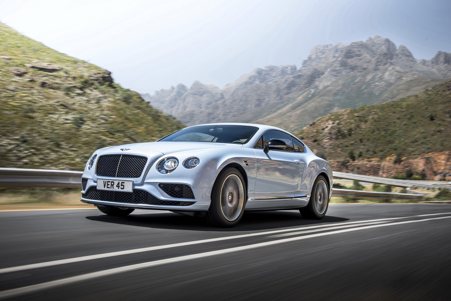 The main updates were made on the twin-turbo 6.0-litre W12 that now delivers 590cv and 720Nm