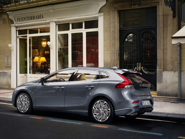 Volvo lança oficialmente o modelo V40