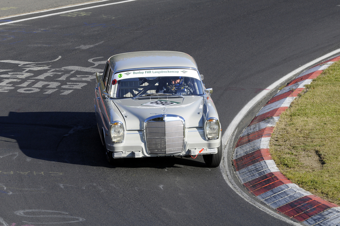 O 220SE foi restaurado pela Mercedes Classic no ano passado como um carro de corrida