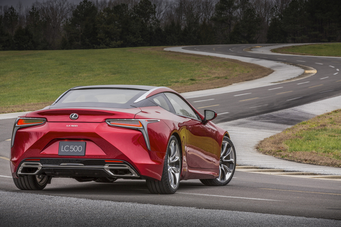 A Lexus foi capaz de incluir várias características do LF-LC e misturou-as com elementos de design familiares da marca A Lexus foi capaz de incluir várias características do LF-LC e misturou-as com elementos de design familiares da marca