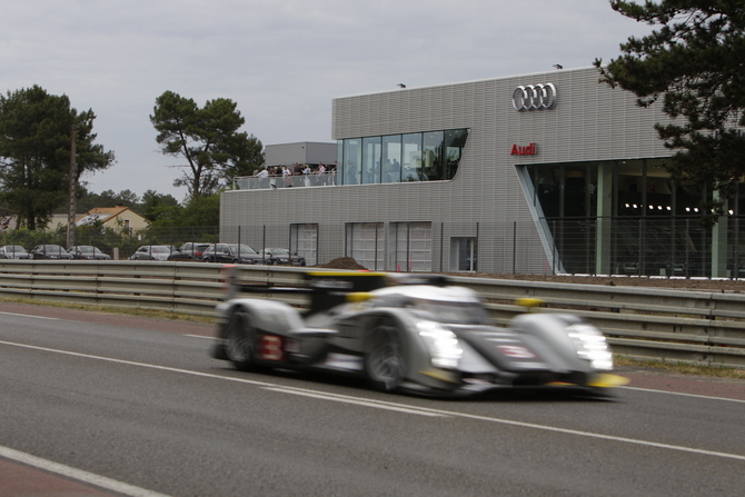 Audi and Peugeot fighting for victory in the 24 Hours of Le Mans