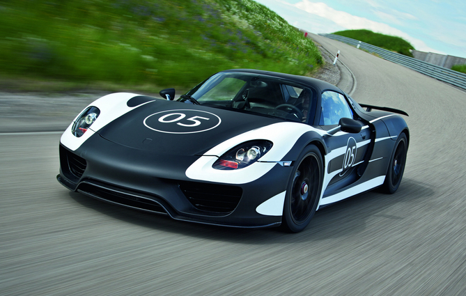A Porsche vai comercializar o 918 Spyder como um carro de GT na versão base e uma versão com o pacote Weissach como versão de desempenho A Porsche vai comercializar o 918 Spyder como um carro de GT na versão base e uma versão com o pacote Weissach como versão de desempenho