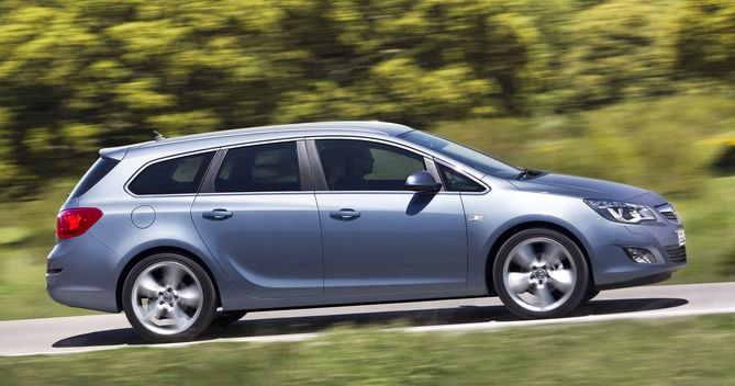 Sports Tourer joins the new Astra family Sports Tourer joins the new Astra family