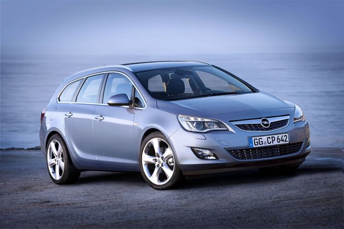 Sports Tourer joins the new Astra family Sports Tourer joins the new Astra family