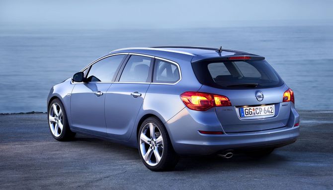 Sports Tourer joins the new Astra family Sports Tourer joins the new Astra family