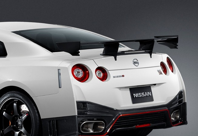 The carbon fiber rear wing is also an addition The carbon fiber rear wing is also an addition