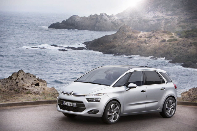 La face avant marque un renouveau du style Citroën avec un bloc moteur affirmé... La face avant marque un renouveau du style Citroën avec un bloc moteur affirmé...