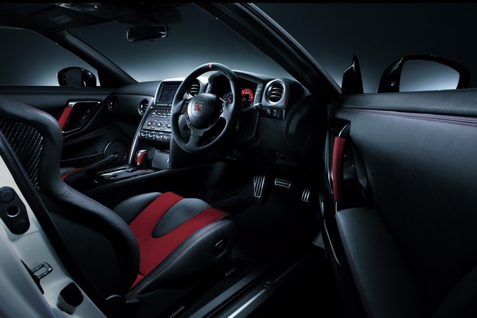 The interior gets carbon fiber and Alcantara accents The interior gets carbon fiber and Alcantara accents