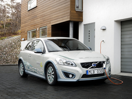 Volvo developing fuel cells to extend the electric car’s range