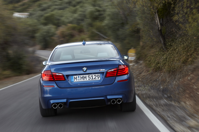 2012 BMW M5 Brings Ton of Tech to Super Saloon