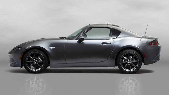 A Mazda deu ao roadster um estilo fastback com uma linha de tejadilho que desce suavemente para a parte traseira A Mazda deu ao roadster um estilo fastback com uma linha de tejadilho que desce suavemente para a parte traseira